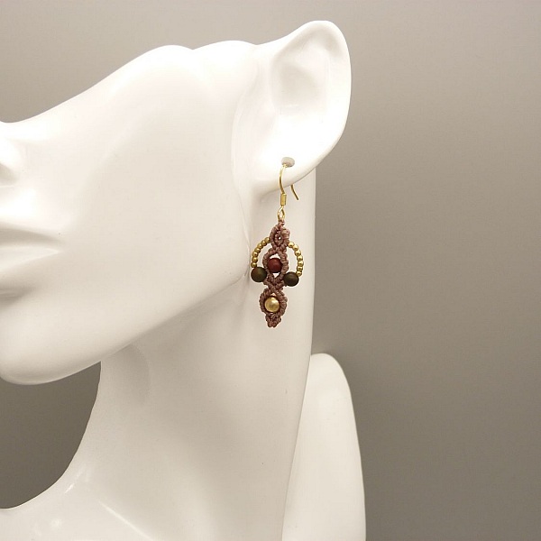 Et par &oslash;redobber i mikromakram&eacute;, taupe farge 