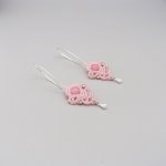 Rosa mikromakraméøredobber med en rosa perle av edelstener
