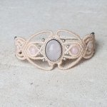 Off-white mikro-makramé armbånd med en rosenkvarts stein