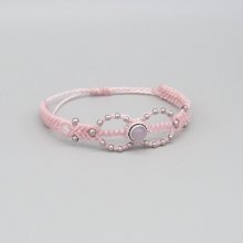 Rosa mikromakraméarmbånd med en rosa kvarts stein