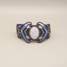 Midnattsblått mikromakraméarmbånd med et bånd agat innfattet i gullmetall