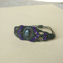 Grønt mikromakraméarmbånd med stein innfattet i metall