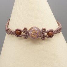 Mikromakraméarmbånd i taupefarge med glassperle