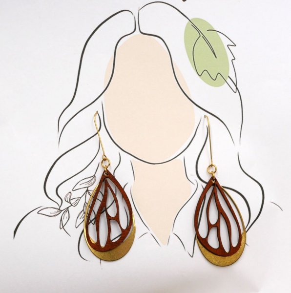 Vinge&oslash;redobber i kirseb&aelig;rtre p&aring; oval gjennomsiktig i forgylt messing