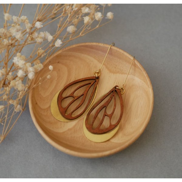 Vinge&oslash;redobber i kirseb&aelig;rtre p&aring; oval gjennomsiktig i forgylt messing