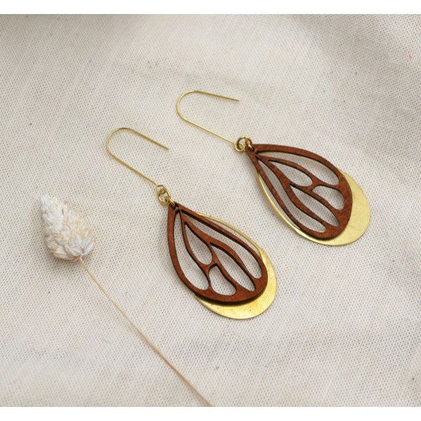 Vinge&oslash;redobber i kirseb&aelig;rtre p&aring; oval gjennomsiktig i forgylt messing