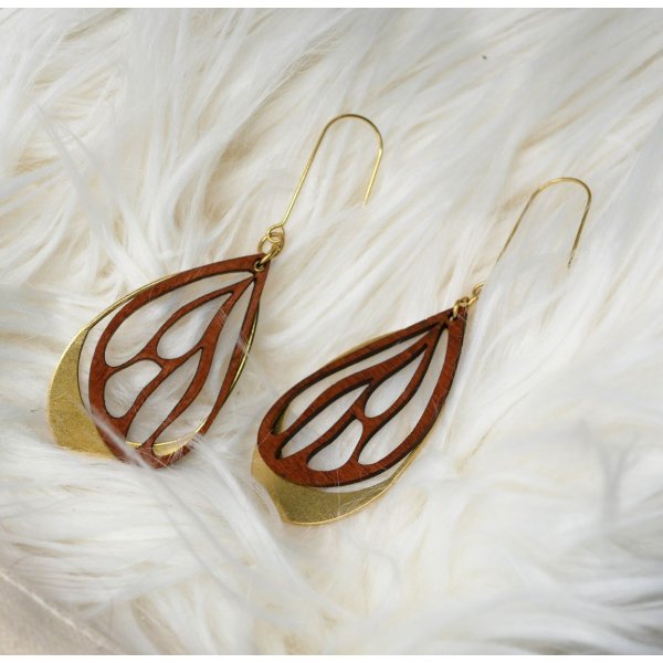 Vinge&oslash;redobber i kirseb&aelig;rtre p&aring; oval gjennomsiktig i forgylt messing