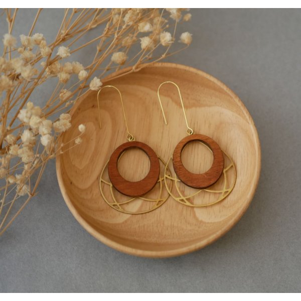 Vinge&oslash;redobber i kirseb&aelig;rtre p&aring; oval gjennomsiktig i forgylt messing