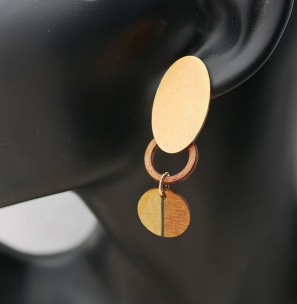 &Oslash;redobber i kirseb&aelig;rtre grafikk og gullbelagt