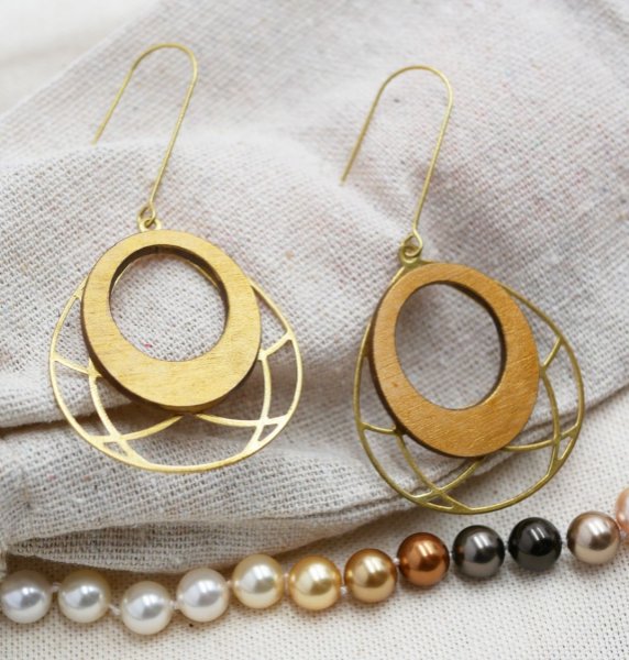 Gullbelagte ovale &oslash;redobber i tre p&aring; gjennombrutt messing dusk