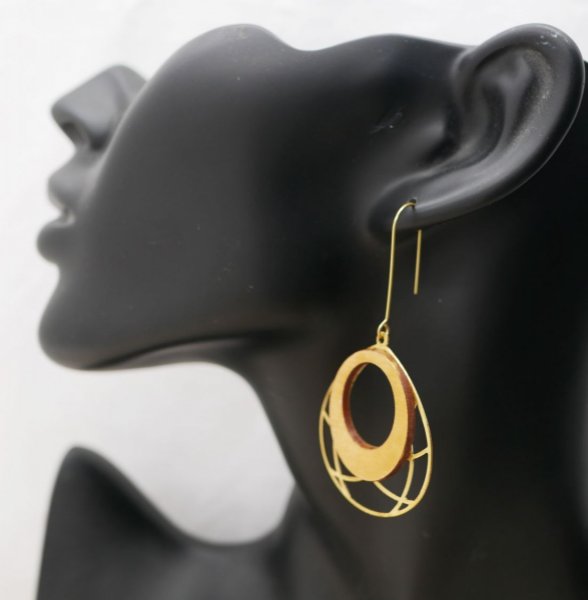 Gullbelagte ovale &oslash;redobber i tre p&aring; gjennombrutt messing dusk