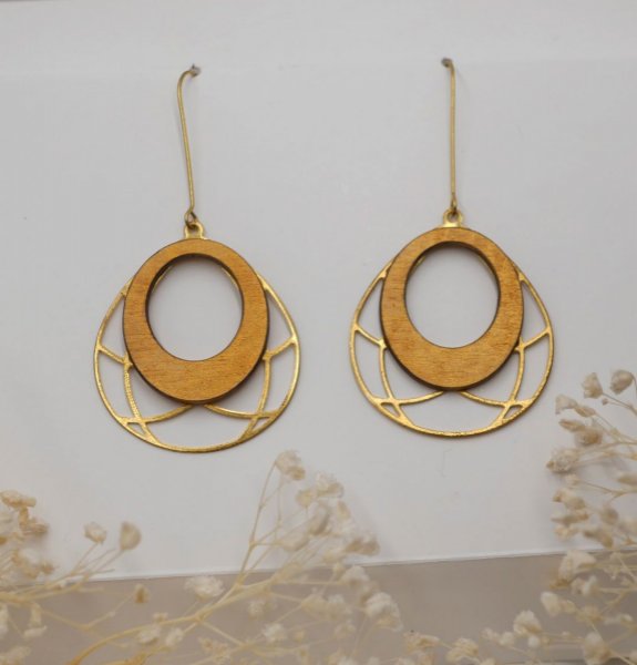 Gullbelagte ovale &oslash;redobber i tre p&aring; gjennombrutt messing dusk