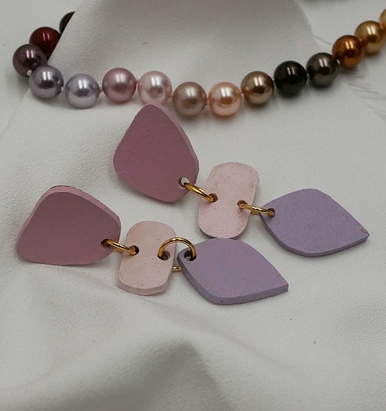 Boucles d'oreilles pendantes en bois aux tons pastel.