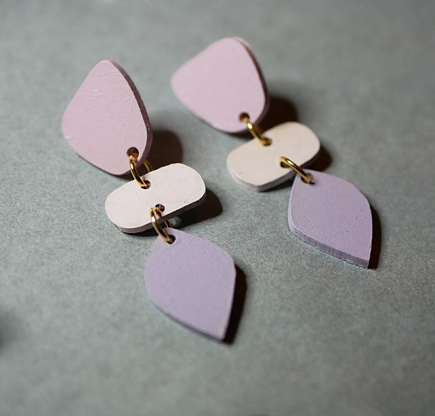Boucles d'oreilles pendantes en bois aux tons pastel.