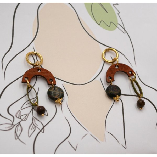 &Oslash;redobber i tre, edelstener og gullbelagt messing