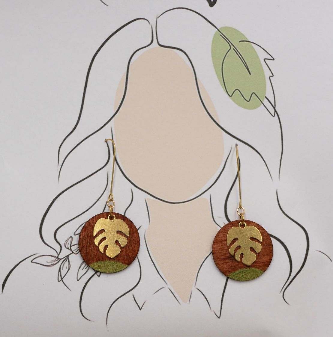 Øredobber laget av kirsebærtre og monstera blad i gullbelagt messing