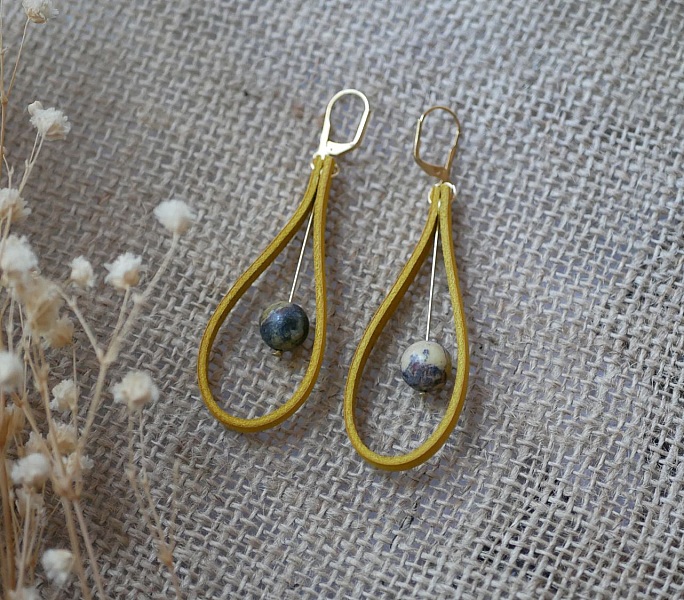 Boucles d'oreilles pendantes en cuir jaune moutarde et perles.