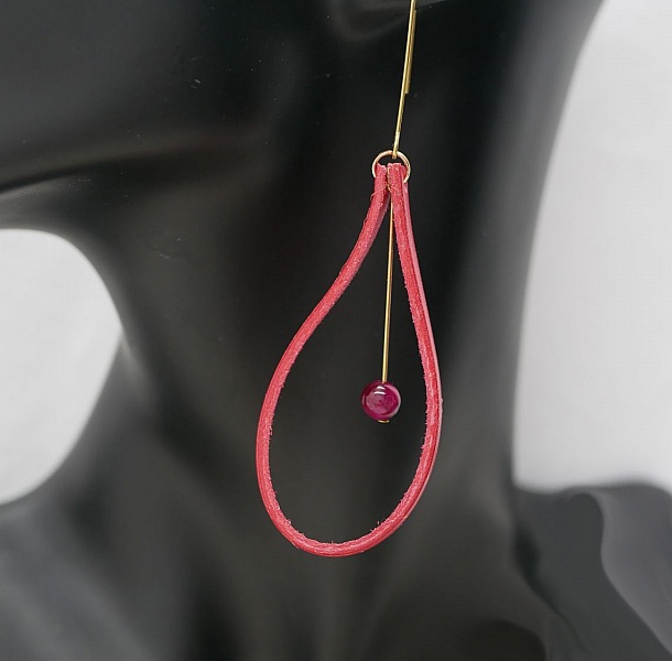 Korallr&oslash;de skinn&oslash;reringer med matchende perler