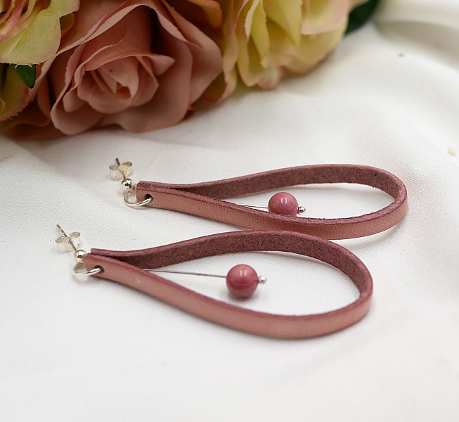 &Oslash;redobber i gammelt rosaskinn p&aring; 925 s&oslash;lvstifter 