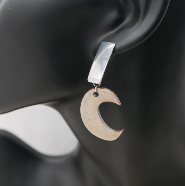 &Oslash;redobber i s&oslash;lvbelagt patinert tre 