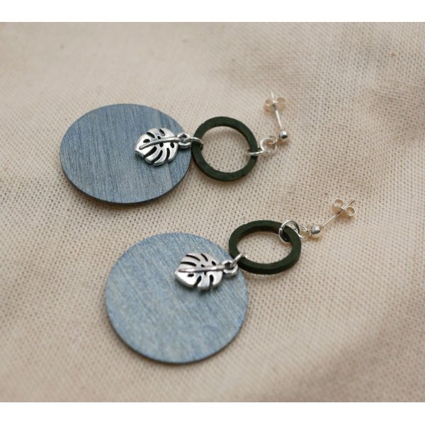 Gr&aring; og gr&oslash;nne monstera blader grafiske &oslash;reringer