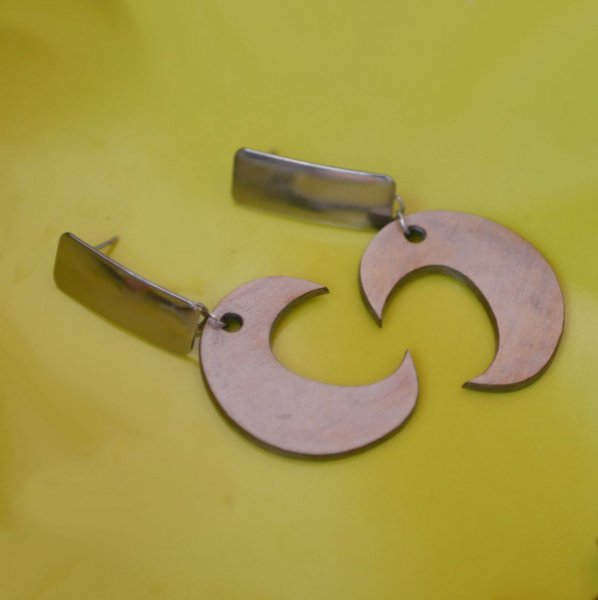 &Oslash;redobber i s&oslash;lvbelagt patinert tre 