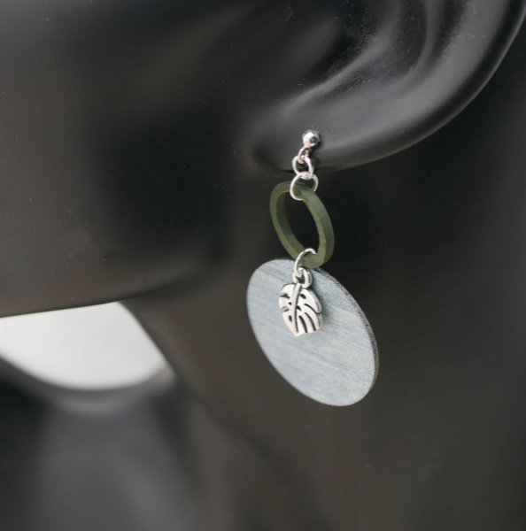 Gr&aring; og gr&oslash;nne monstera blader grafiske &oslash;reringer