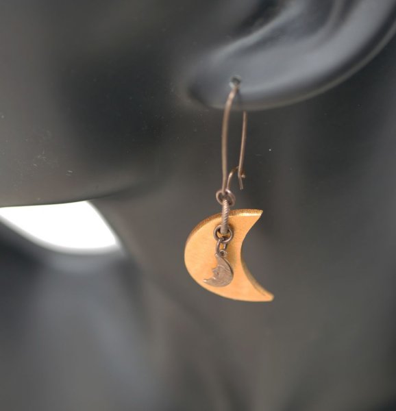 M&aring;ne&oslash;redobber i tre med anheng i messing