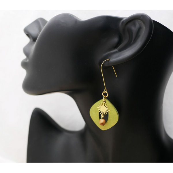 Gr&oslash;nne metalliske &oslash;redobber i tre og gylne solanheng