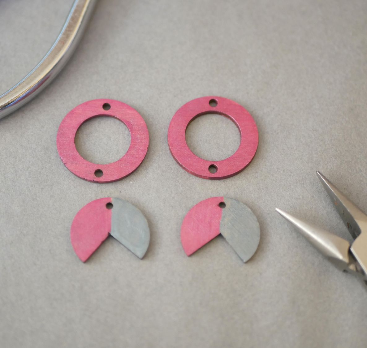 Tre geometriske anheng øreringer Fuchsia og grå