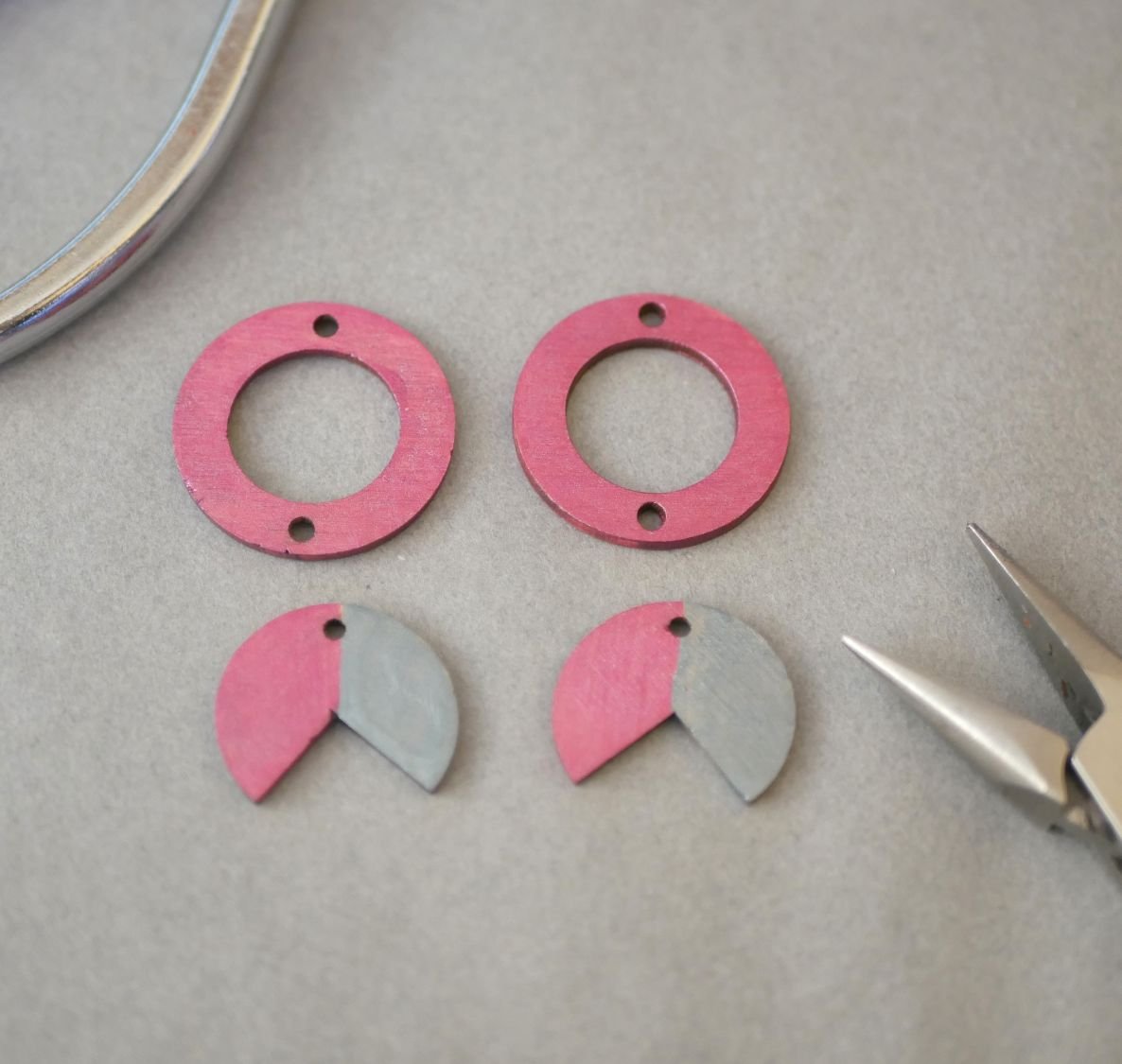 Tre geometriske anheng øreringer Fuchsia og grå