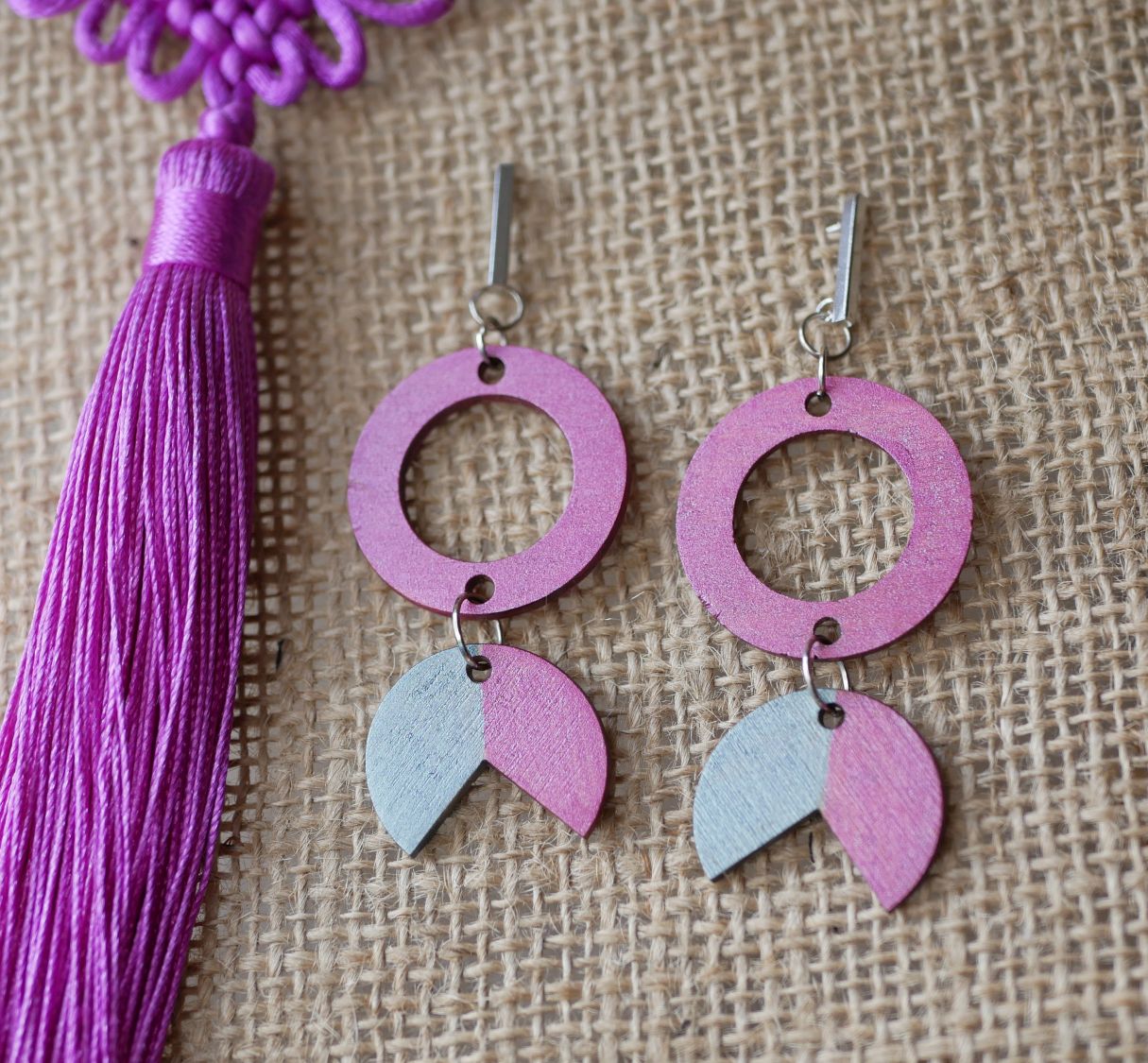 Tre geometriske anheng øreringer Fuchsia og grå