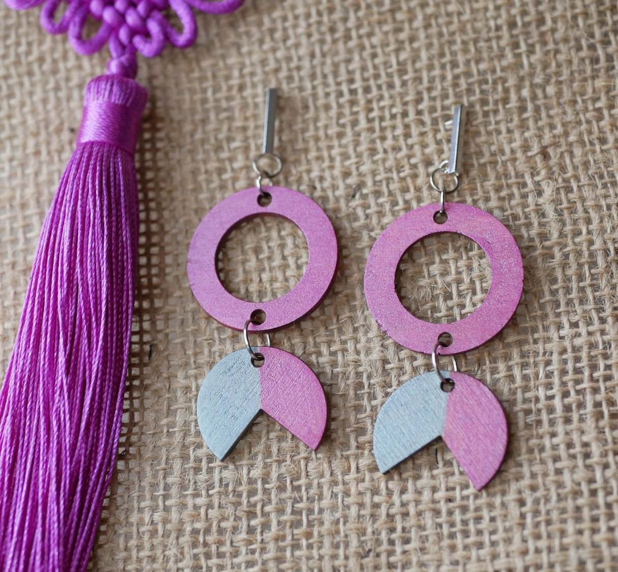 Tre geometriske anheng øreringer Fuchsia og grå
