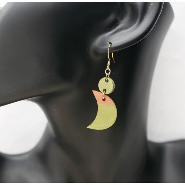 M&aring;ne&oslash;reringer i tre i gr&oslash;nn metallic og brunt