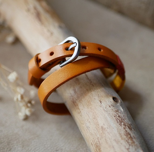 Bracelet en cuir double tour style boh&egrave;me tiss&eacute; de fils de coton tons oranges rouges