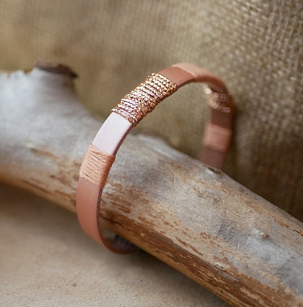 Bracelet en cuir femme rose poudr&eacute; et tiss&eacute;