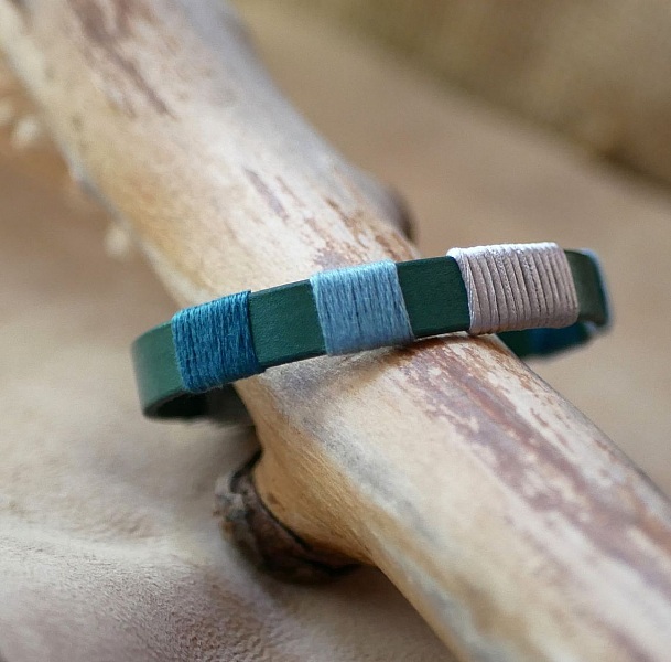 Bracelet en cuir vert tiss&eacute; de fils bleu et argent