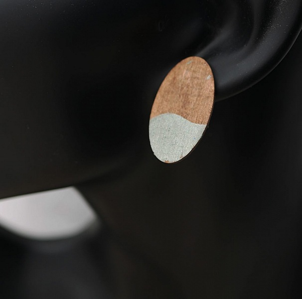 Store ovale &oslash;redobber i valn&oslash;tt tre og gr&aring; metallic