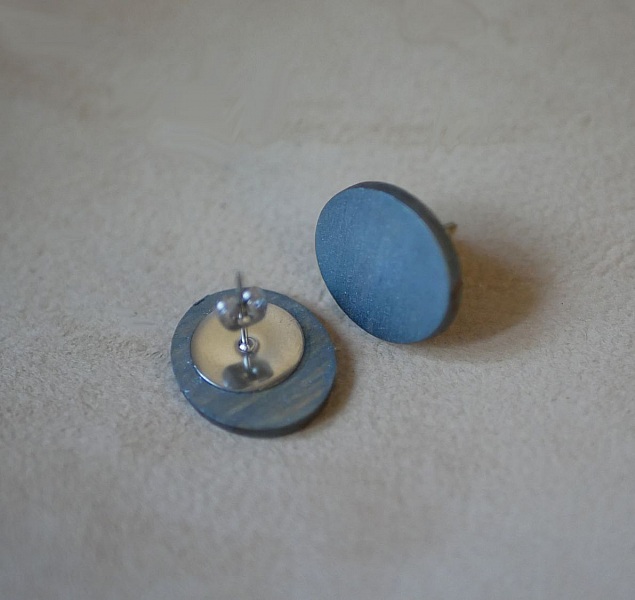 Ovale &oslash;redobber i gr&aring;malt tre med metallisk effekt