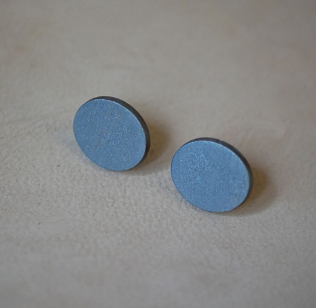 Ovale &oslash;redobber i gr&aring;malt tre med metallisk effekt