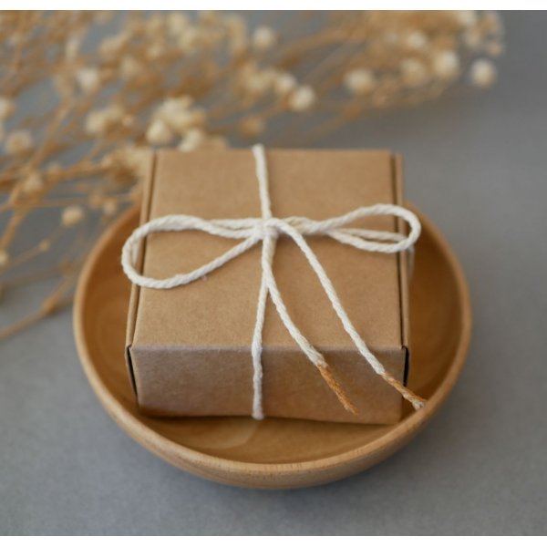 Boucles d'oreilles bois rose pastel sur ovale ajour&eacute; en laiton dor&eacute;