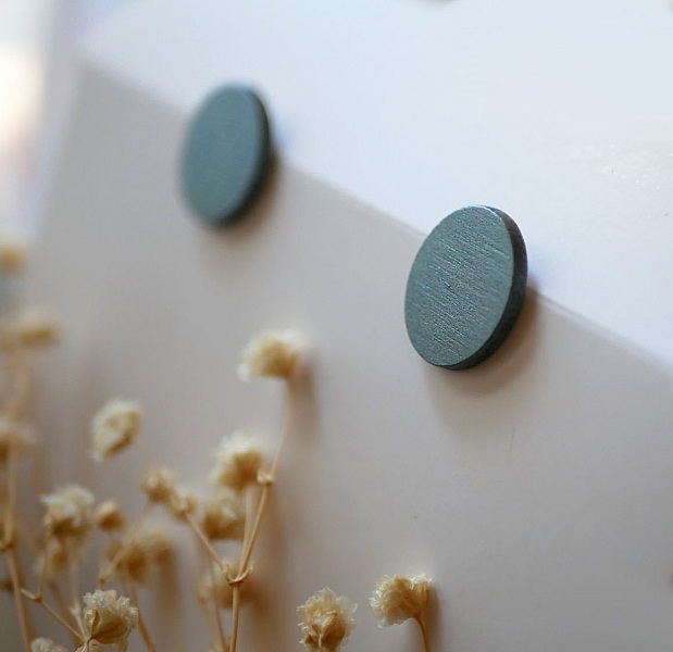 Ovale &oslash;redobber i gr&aring;malt tre med metallisk effekt