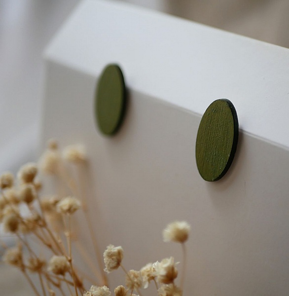 Ovale &oslash;redobber i tre malt i en duo av greener med metallisk effekt