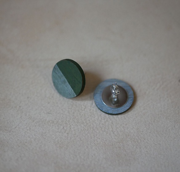 Runde &oslash;redobber i tre malt i m&oslash;rkegr&oslash;nn og gr&aring; metallisk effekt