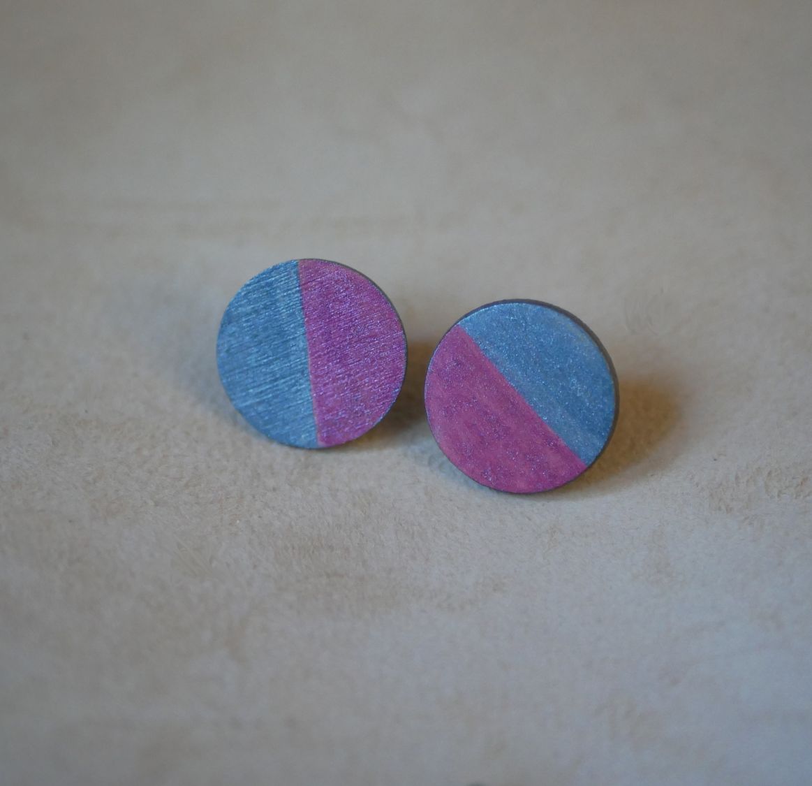Runde øredobber i tre malt i grå og fuchsia duo metallic effekt