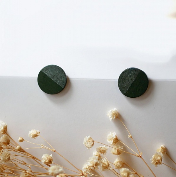 Runde &oslash;redobber i tre malt i m&oslash;rkegr&oslash;nn og gr&aring; metallisk effekt