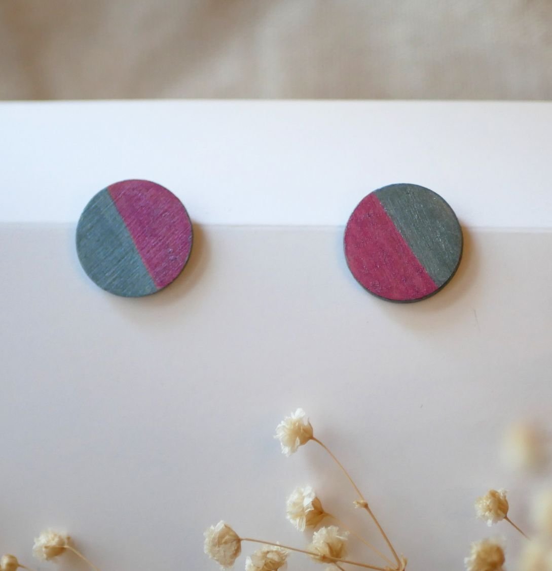 Runde øredobber i tre malt i grå og fuchsia duo metallic effekt