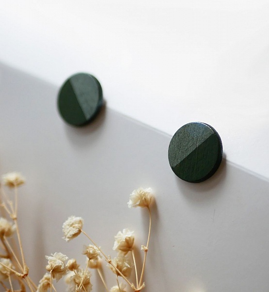 Runde &oslash;redobber i tre malt i m&oslash;rkegr&oslash;nn og gr&aring; metallisk effekt