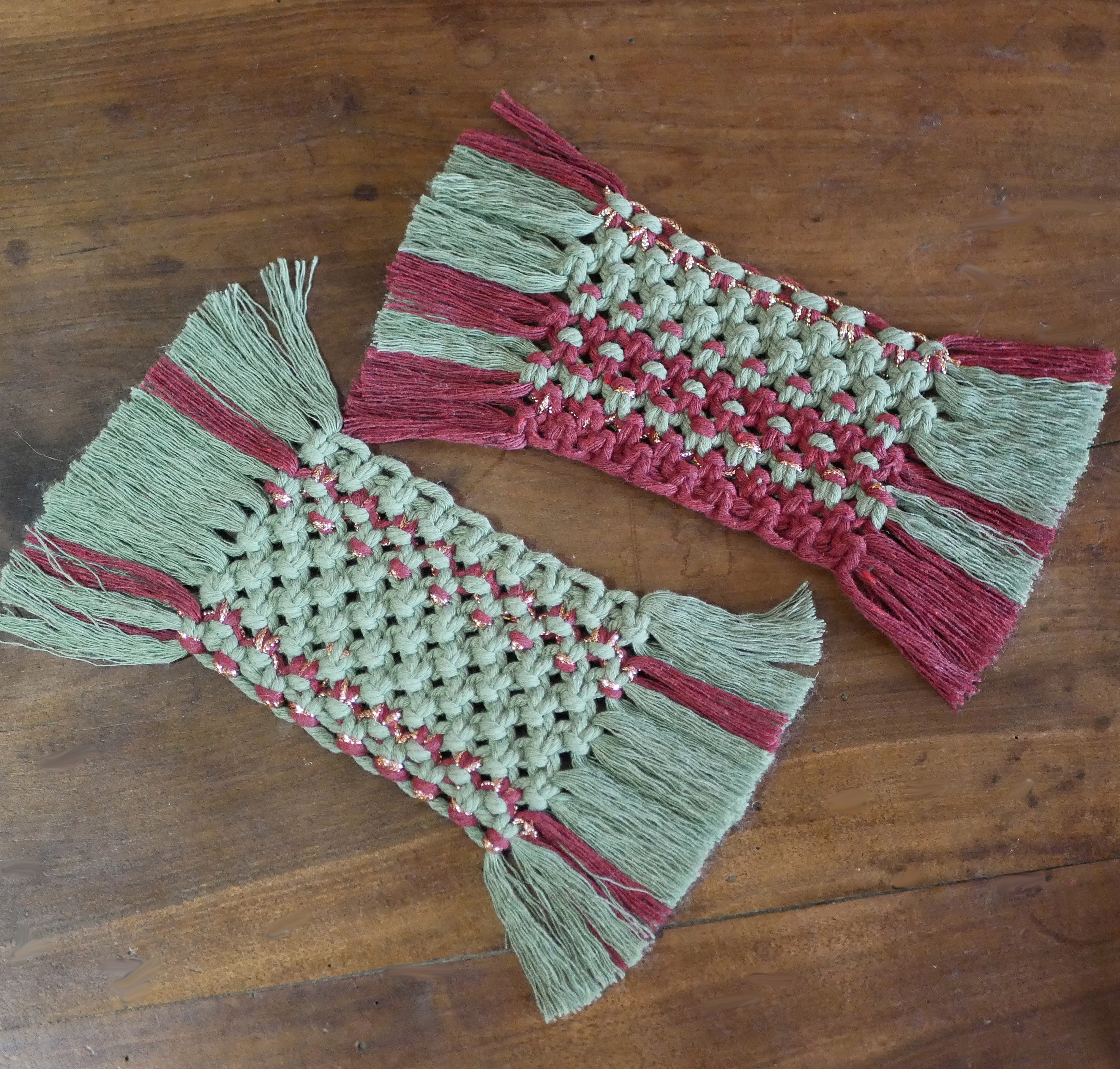 Duo de minis tapis couleurs de No&euml;l en macram&eacute; de cotons rouge et vert