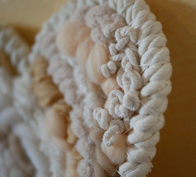 D&eacute;coration coeur en tissage de laines blanches et beiges